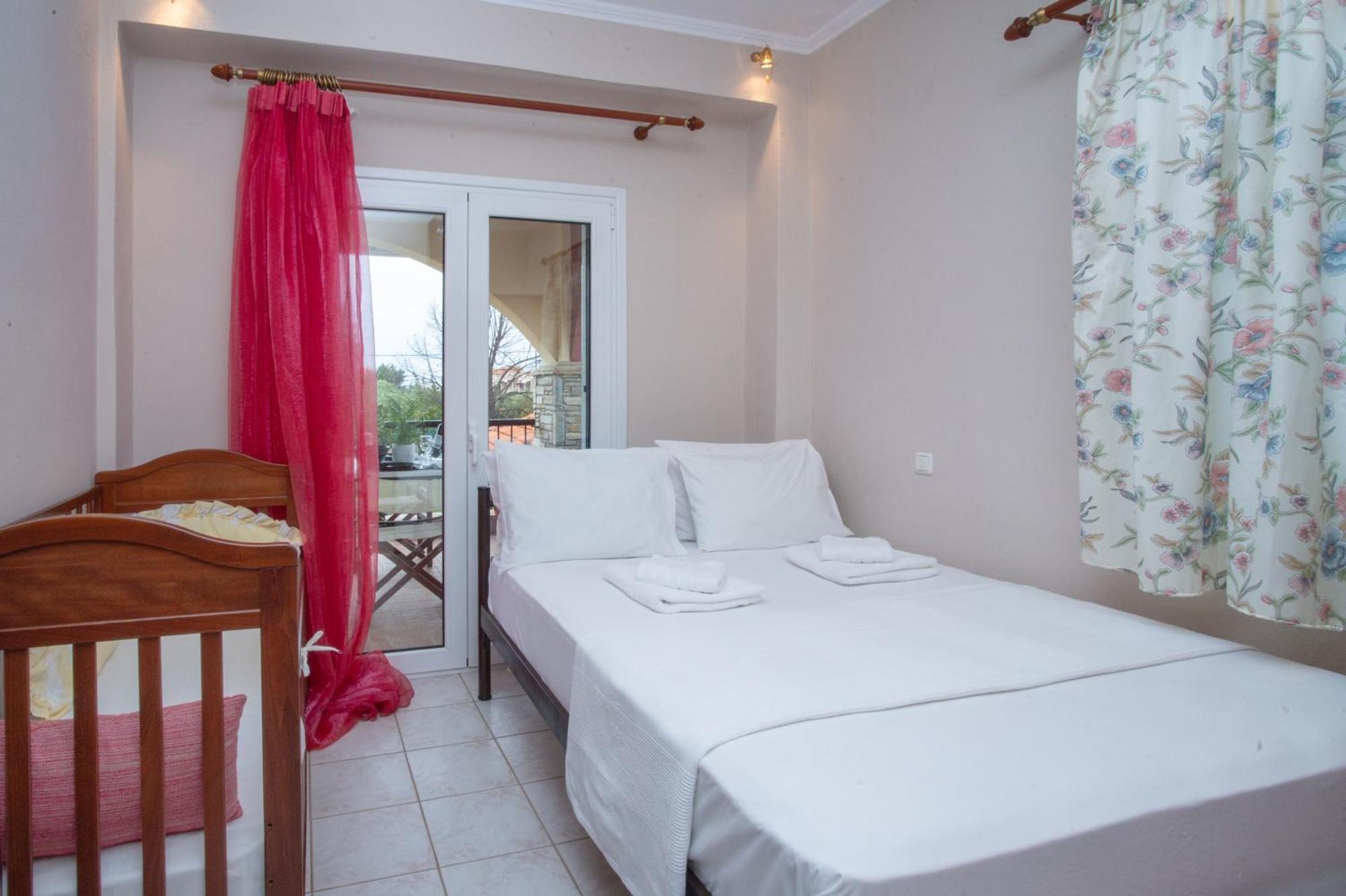 Private 6-Bdrm Villa With Garden 150M To Beach ปาราดิซอส ภายนอก รูปภาพ
