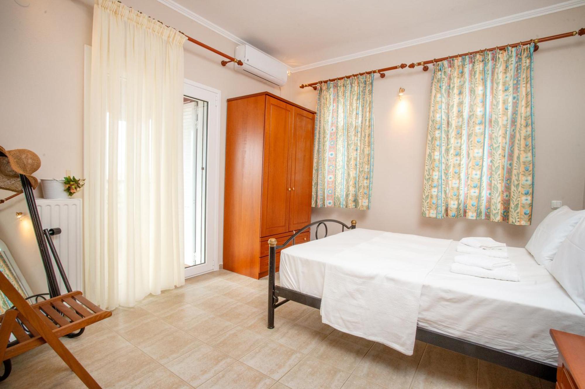 Private 6-Bdrm Villa With Garden 150M To Beach ปาราดิซอส ภายนอก รูปภาพ