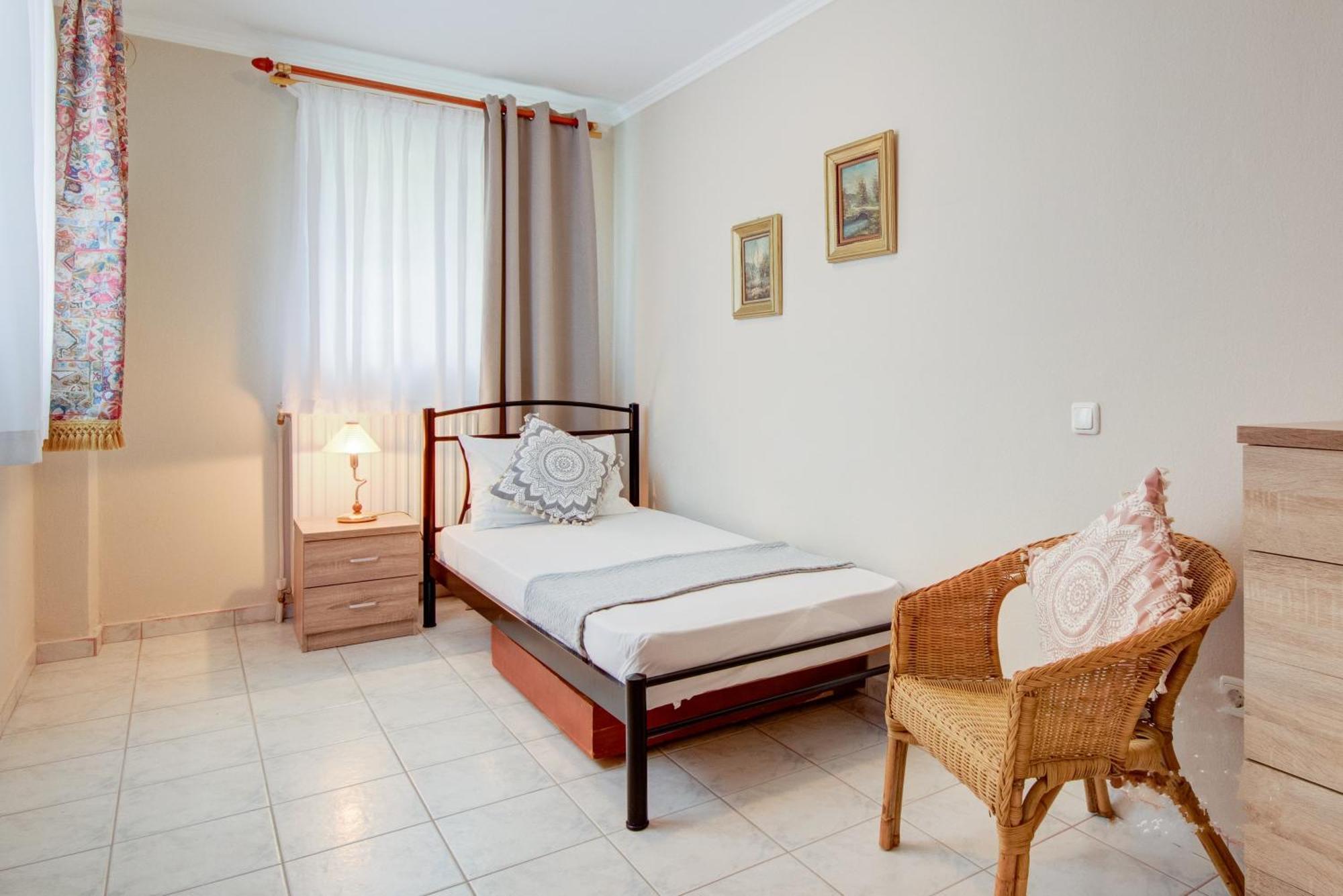 Private 6-Bdrm Villa With Garden 150M To Beach ปาราดิซอส ภายนอก รูปภาพ